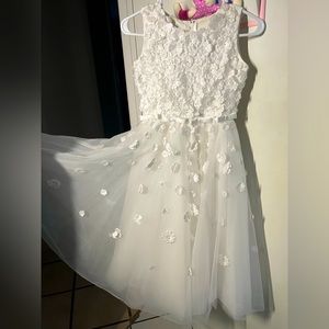 This communion dress is from Joan Calabrese it is white and size 8 in kids.